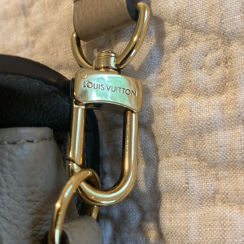 Louis Vuitton Pochette Metis Monogram Women Bag